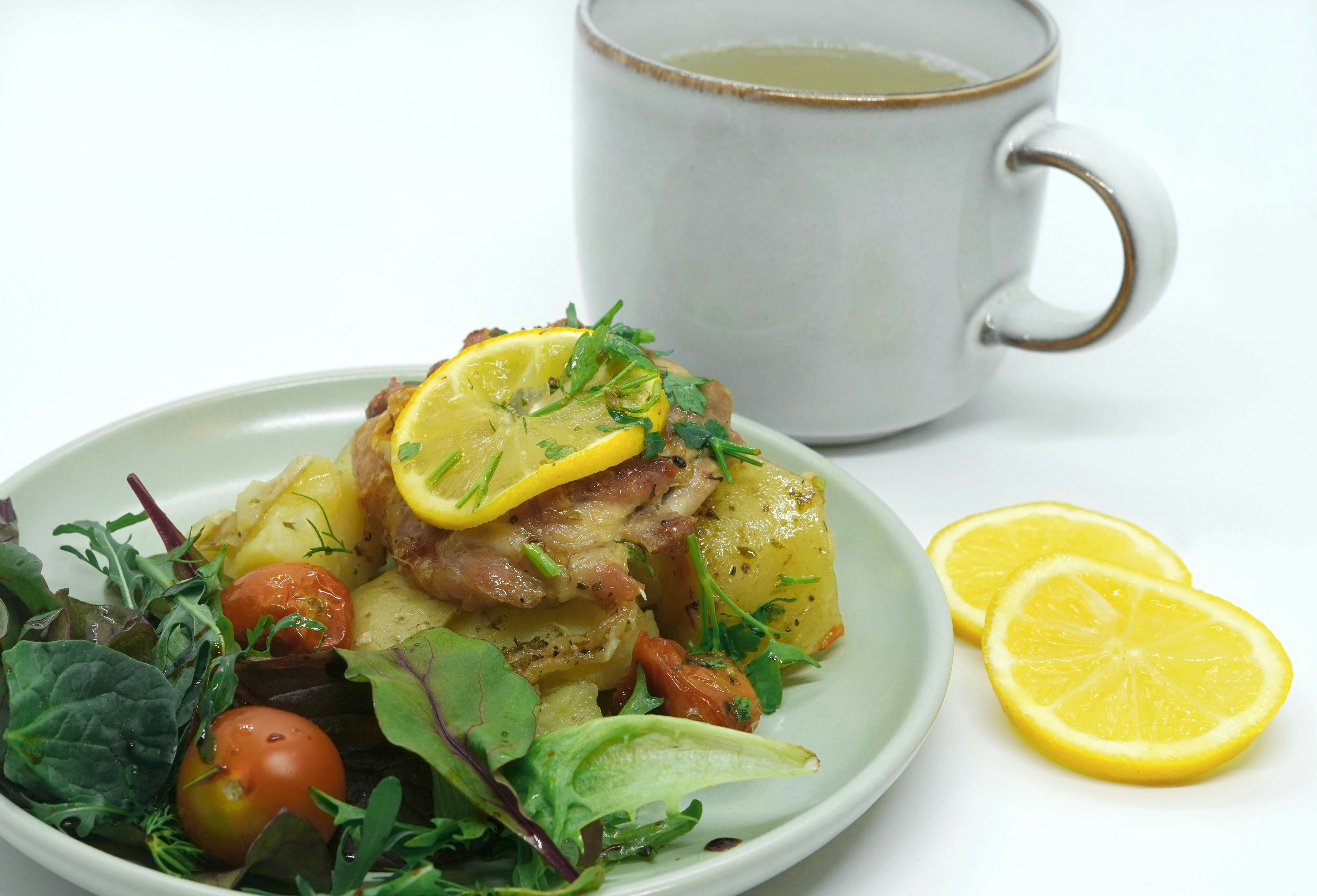 Salmón con hierbas y limón del restaurante Sapienceluminousvibe